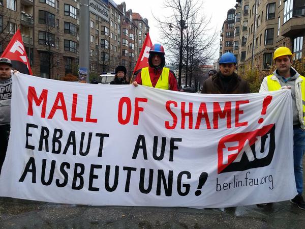 Mit dem Slogan "Mall of Shame" demonstrierten Arbeiter zusammen mit Aktivisten einer anarchistischen Gewerkschaft für die Auszahlung ausstehenden Lohns.