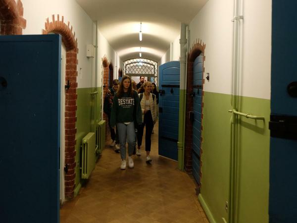 Im Roten Ochsen. Heute stehen die Türen im ehemaligen Zellentrakt der Stasi offen. 