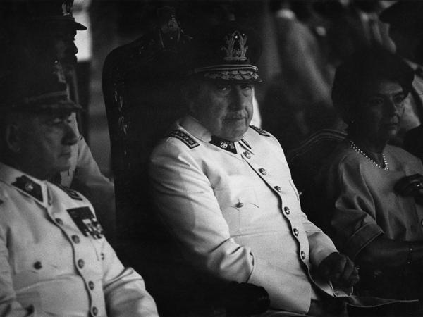 Der chilenische Diktator Augusto Pinochet 1986 in Santiago de Chile.