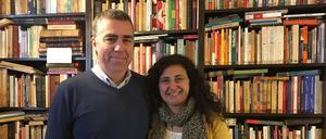 Die Bücherdetektive Oscar Campos und Mirta Ancona.