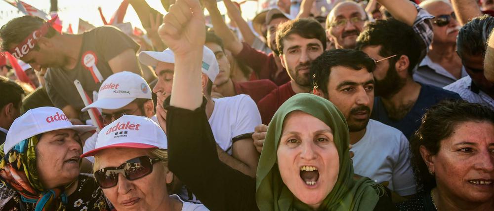 Anhänger der Oppositionspartei CHP am Ende eines Protestmarsches von Ankara nach Istanbul. 