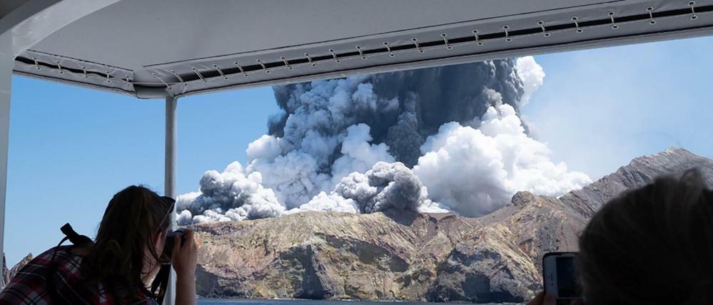 Der US-Amerikaner Michael Schade hatte White Island gerade verlassen und filmte den Vulkanausbrauch vom Boot aus.
