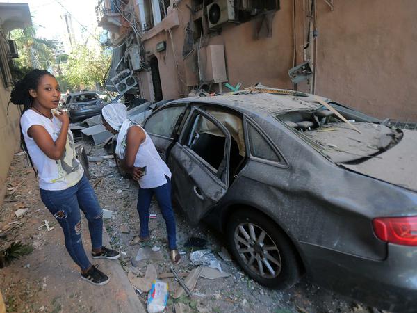 Mit dem Leben davongekommen. Zwei Bewohnerinnen Beiruts an Tag nach der Explosion.