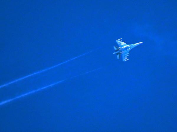 Russische Sukhoi Su-27 Jets sind an den Luftangriffen beteiligt.