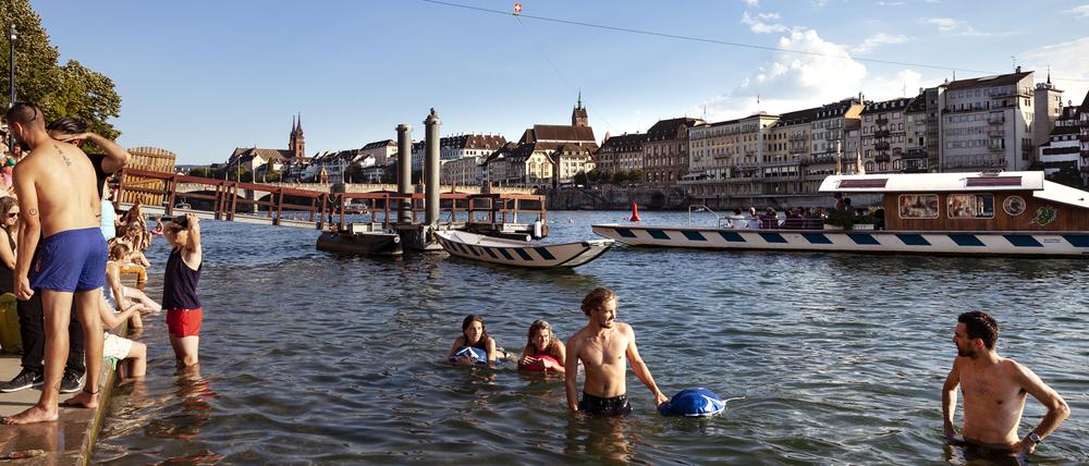 Mit Wickelfisch ans Ufer - ein ganz normaler Sommertag in Basel. 
