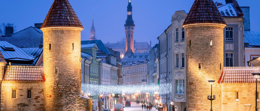 Durch das Viru-Tor gelangen Touristen in Tallinns Altstadt.