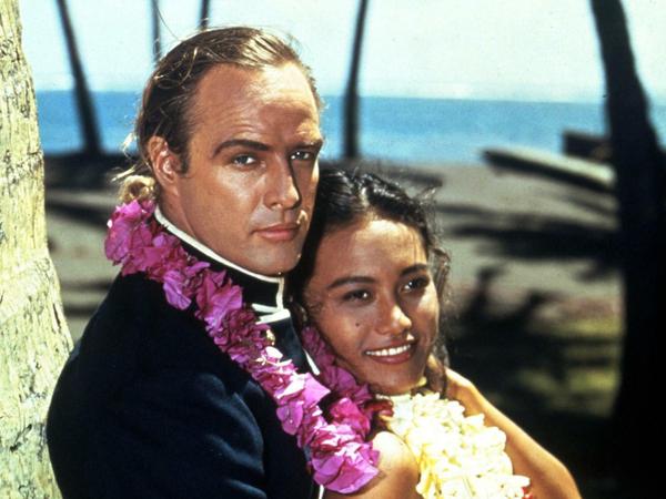 Marlon Brando und seine spätere Frau Tarita Teripaia in einer Szene des Films "Meuterei auf der Bounty" aus dem Jahr 1962.