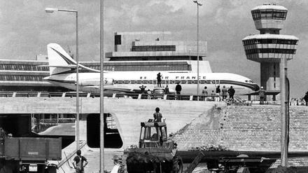 Eine Caravelle der französischen Fluggesellschaft Air France rollt am 10.06.1974 am Flughafen Tegel in Berlin am neuen noch nicht ganz fertiggestellten Terminal-Gebäude und Tower vorbei. 