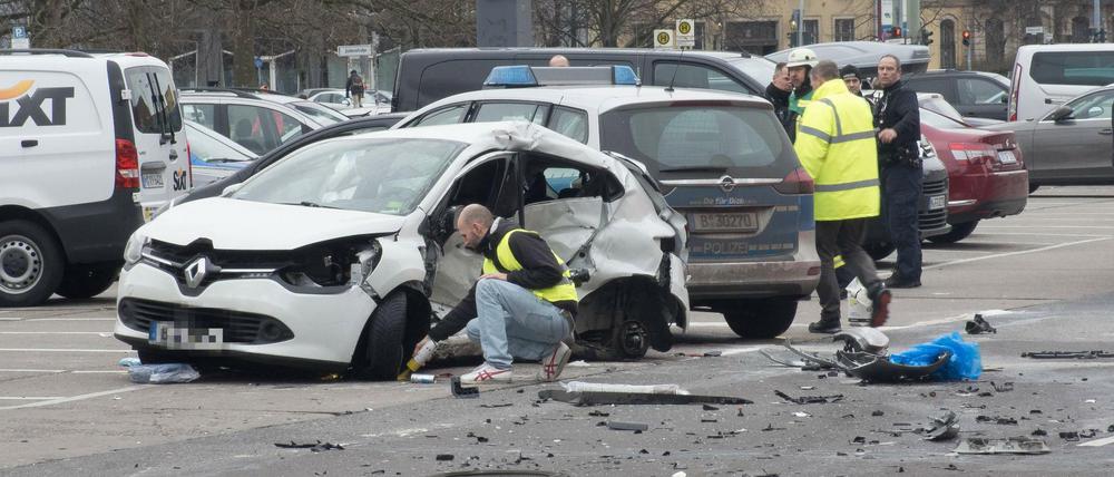 Ermittler am Unfallort in der Grunerstraße.