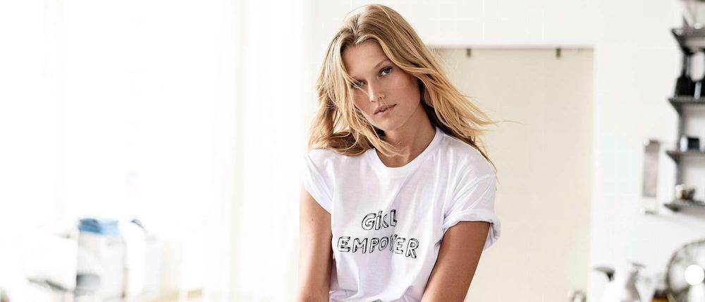 Toni Garrn in einem T-Shirt der britischen Designerin Bella Freud, das ebenfalls zum Verkauf stand