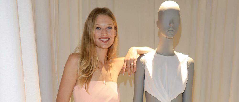 Model Toni Garrn verkauft auf ihrem Flohmarkt sogar ihr eigenes Hochzeitskleid. 