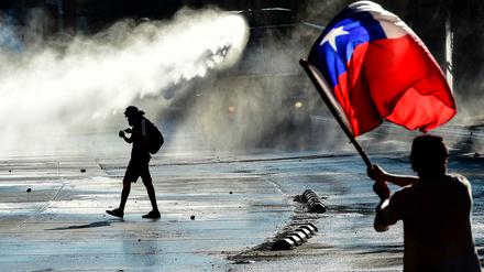 Protest gegen die Regierung: Ein Demonstrant mit der Flagge Chiles in Santiago