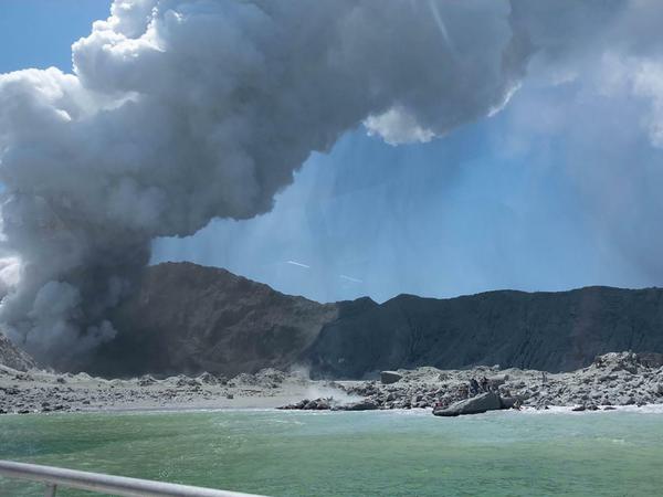 Der Vulkan Whakaari kurz nach Beginn des Ausbruchs. Das Foto wurde vom Ausflügler Michael Schade aufgenommen.