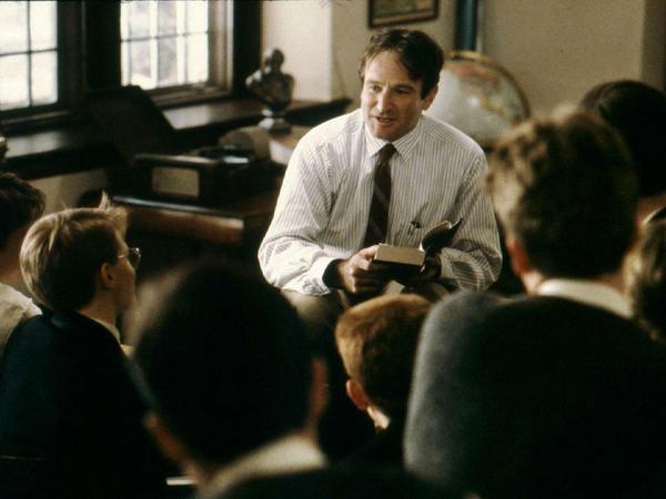 "O Captain, my Captain!" - Als Englischlehrer John Keating lehrt Robin Williams seine Schüler in "Der Club der toten Dichter" selbstständiges Denken.