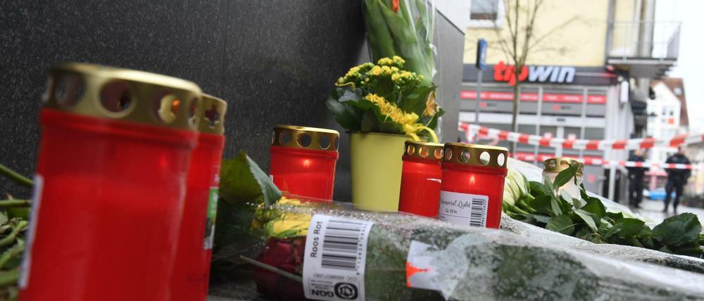 Blumen und Kerzen liegen und stehen in der Nähe eines Tatortes am Heumarkt. Bei Schüssen an zwei Shisha-Bars in Hanau wurden mehrere Menschen getötet und weitere verletzt.