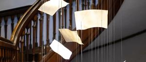 Im Inneren der runden Treppe im Direktorenhaus leuchtet die Lampe von Cordula Kafka besonders schön. Die Porzellanscheiben sehen aus wie in der Luft erstarrte Papierbögen.