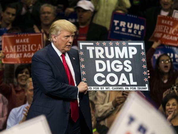 Donald Trump bei einem Wahlkampfauftritt in Pennsylvania im Oktober 2016. Kohle hat schon immer große Bedeutung in Trumps Politik.