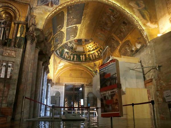 Im Markusdom in Venedig ist der Eingangsbereich zum Markusdom überflutet.