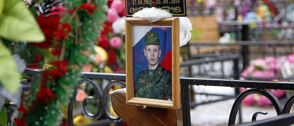 Letzte Ruhe. Sergej Selesnjow starb mit 22 Jahren, als ihn ein ukrainischer Granatsplitter traf. Er hinterließ eine schwangere Freundin.