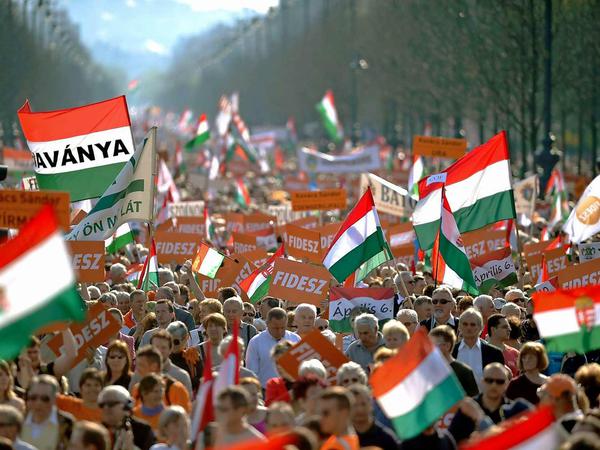 Fidesz-Anhänger in Budapest: Orbán weiß, wie Machterhalt funktioniert.