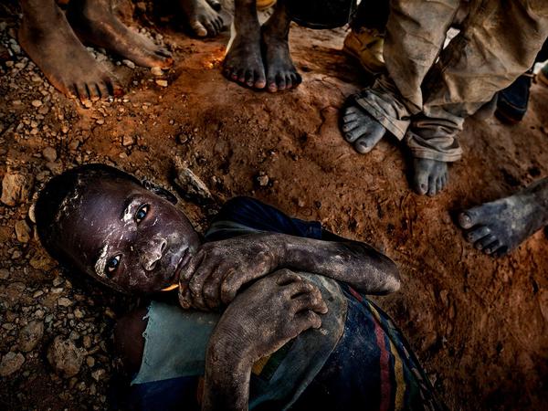 Das drittplatzierte Foto des spanischen Fotografen Antonio Aragon Renuncio zeigt einen erschöpften Jungen in Burkina Faso. Er arbeitet in Goldminen, die für die Konzerne längst als erschöpft gelten.