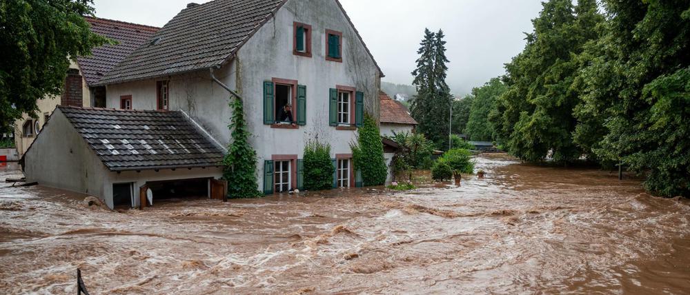 Die Kyll ist in Erdorf in Rheinland-Pfalz über die Ufer getreten und hat Teile des Dorfes geflutet.