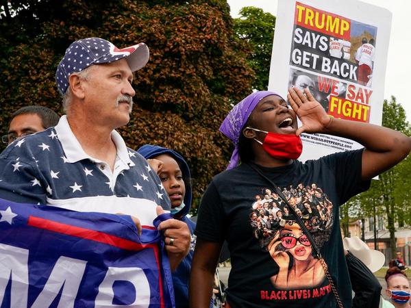 Anhänger von US-Präsident Trump und Unterstützer der "Black Lives Matter"-Bewegung treffen vor einem Park vor dem Kenosha County Courthouse aufeinander. 