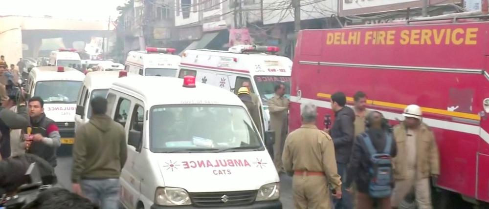 Fabrikbrand in Indien: Rettungskräfte am Ort des Feuers