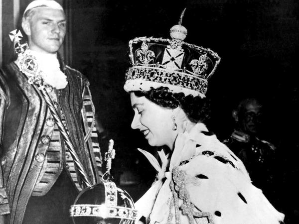 Königin Elizabeth II. am 02.06.1953 am Ende ihrer Krönungszeremonie in London. 