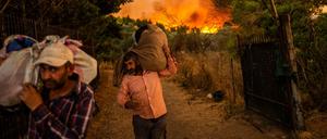 Nicht nur in Griechenland, wie hier nördlich von Athen, auch in der Türkei sind weiterhin große Brände außer Kontrolle. +