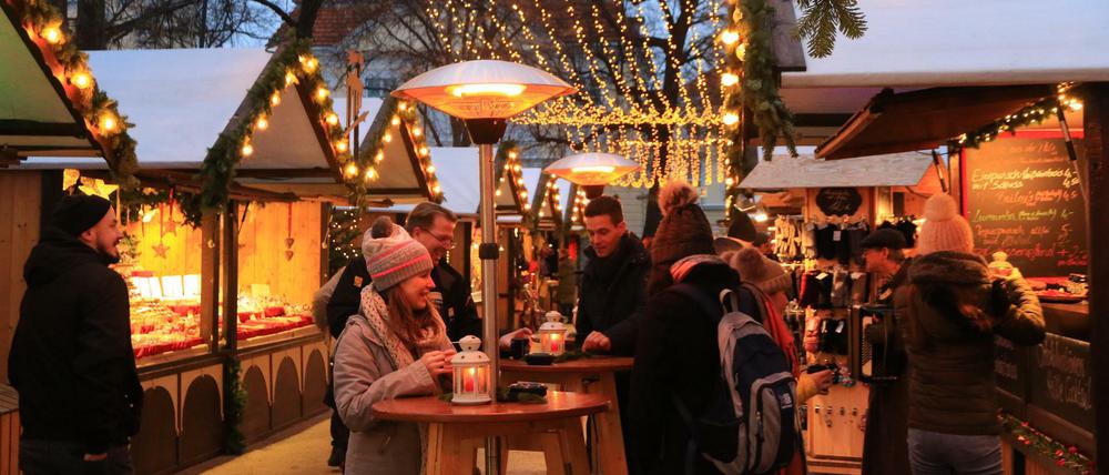 Am Weihnachtsmarkt vor dem Schloss Charlottenburg flaniert man zwischen schmucken Holzhütten.