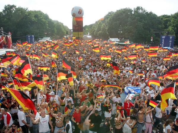 24. Juni 2006. ]„Zu Gast bei Freunden“: Zur Fußball-WM verwandelt sich die Straße des 17. Juni im Sommer in ein großes Fanfest. 