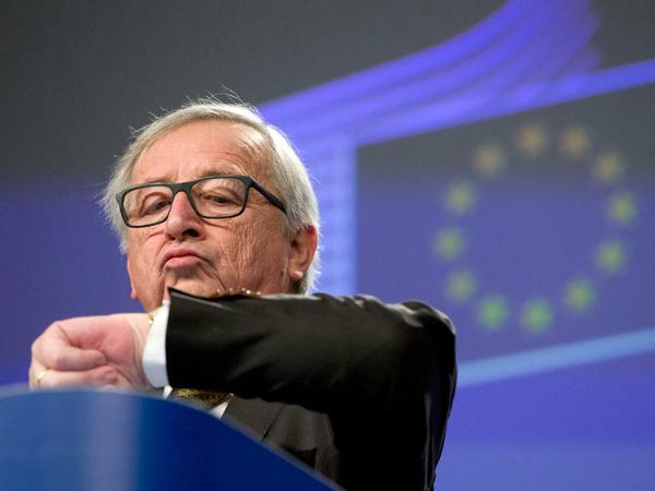 Jean-Claude Juncker, früherer Kommissionspräsident der EU, schaut am Ende einer Pressekonferenz auf seine Uhr.