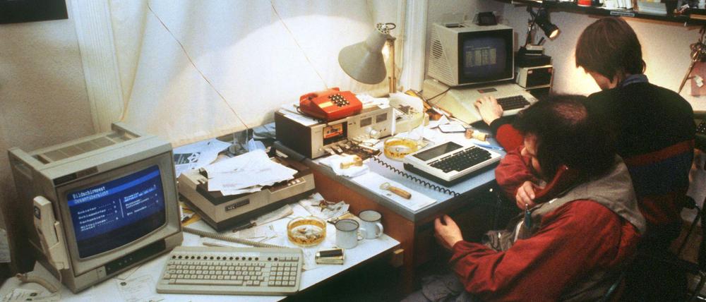 Hacker-Historie: Wau Holland (li) und Steffen Wernery vom "Chaos-Computer-Club" in Hamburg an ihren Computern im November 1984. 