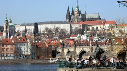Die historische Burg mit der Karlsbrücke in Prag.