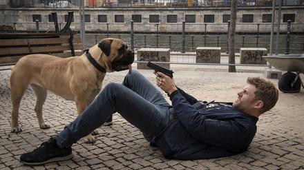 Pfoten hoch! Der künftige Polizeihund Rocky und Kommissar Elias Decker (Jens Atzorn) müssen sich in „Der Bulle und das Biest“ erst näherkommen.