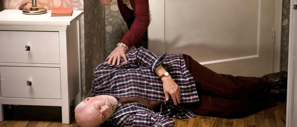 Helga Beimer (Marie-Luise Marjan) findet den leblosen Körper ihres Mannes Erich (Bill Mockridge) im Schlafzimmer - eine Szene der Folge 1559 aus der ARD-Serie «Lindenstraße».