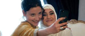 In dieser Serie muss niemand die kulturellen Wurzeln negieren: Lamia (Amel Charif, li.) und ihre Freundin Meriem (Sogol Faghani). 