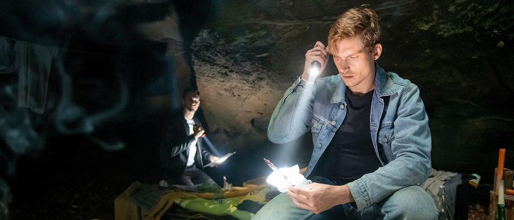 Kommissar Adam Schürk (Daniel Sträßer, vorn) findet in der Höhle des mysteriösen Waldmenschen ein Messer. 