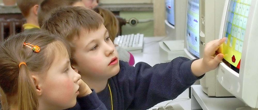 Ob's was hilft? Während die Grundschüler auf dem Archivbild von 2001 versuchen, mit dem Computer lesen zu lernen, gilt heute als zweifelhaft, ob digitale Medien gerade kleinere Kinder wirklich weiterbringen.