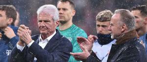Wichtiger als das Spiel: Hoffenheims Mäzen Dietmar Hopp (links) und Karl-Heinz Rummenigge (Vorstandsvorsitzender FC Bayern München) bedanken sich bei den Fans.