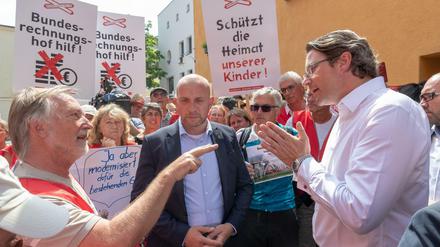 Bewohner des Inntals diskutieren mit Verkehrsminister Andreas Schuer über die geplante neue Trasse des Brenner-Nordzulaufs. 