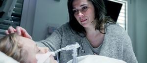 Bangt um das Leben ihres Kindes: Dorit Canetti (Aninna Butterworth) am Bett von Klara (Anouk Petri), der das neue Medikament mehr schadet als hilft. 