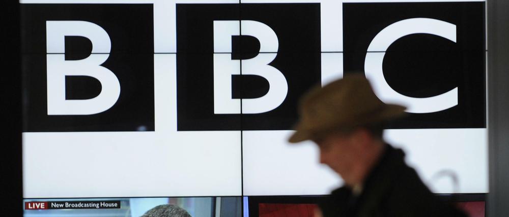Der Einfluss der Politik soll bei der BBC draußen bleiben. Entsprechend liegt der Sender mit Parteien, Verbänden und Lobbygruppen im Dauerclinch.