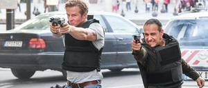 Daniel Roesner als Polizist Paul Renner (links) und Erdogan Atalay als Polizist Semir Gerkhan schießen in der RTL-Serie "Alarm für Cobra 11 - Die Autobahnpolizei" wieder mal die Magazine leer.