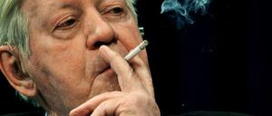 Stengel des Anstoßes: Helmut Schmidt ist selten ohne Zigarette zu sehen. Ein Fernsehauftritt in der ARD sorgt deshalb jetzt für Ärger.