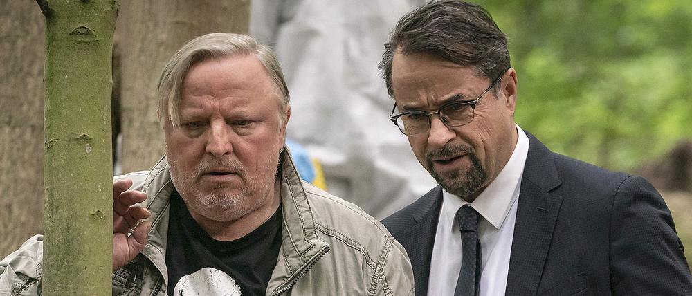 Frank Thiel (Axel Prahl) und Prof. Karl-Friedrich Börne (Jan Josef Liefers) kommen am Tatort an in einer Szene aus „Tatort: Des Teufels langer Atem“.