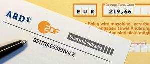 Seit Anfang des Jahres wird eine Gebühr von 17,98 Euro pro Monat pauschal für jeden Haushalt unabhängig von der Zahl der Rundfunkgeräte erhoben.