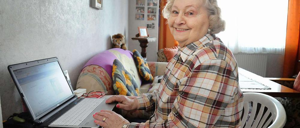 Im Netz. Helga Aulich, 80, ist seit einem Jahr online. Ihr Sohn hat ihr einen Laptop geschenkt. Im Internet begleicht sie Rechnungen, spielt Lotto und guckt die bewegendsten Momente aus ihren Lieblingssendungen noch einmal. Und sie hat zehn Freunde bei Facebook. 