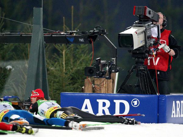 Beim Biathlon kann die ARD den Biathleten gar nicht nah genug kommen. Nicht anders beim ZDF